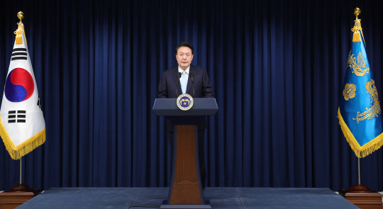 윤석열 대통령이 1일 서울 용산 대통령실 청사에서 의료개혁 관련 '국민께 드리는 말씀'을 하고 있다.  [대통령실 제공]